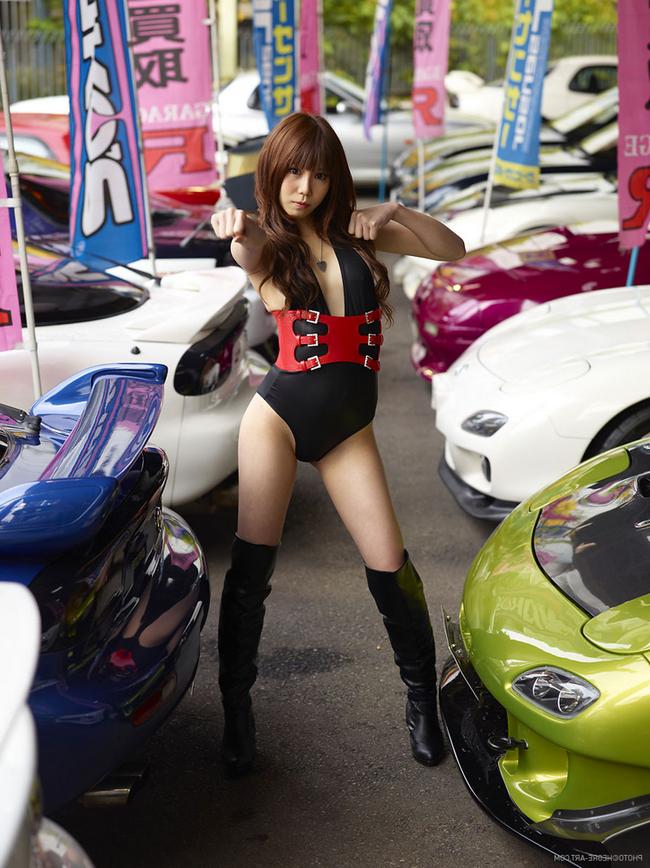 Горячая фотосессия от милой китаянки у дорогих машин 8 фото