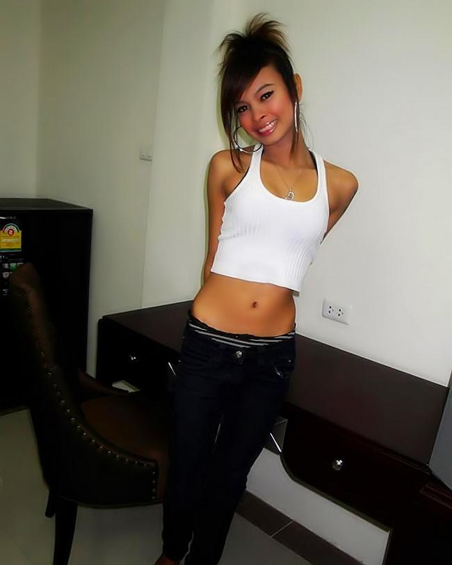 Худенькая азиатка шикарно обрабатывает член 2 фото