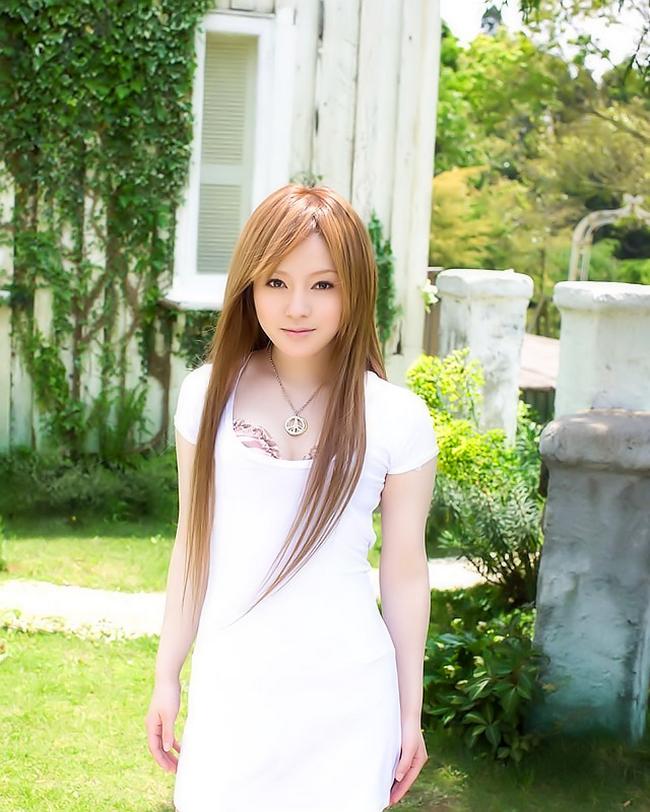 Молодая азиатка с небритой пиздой желает секса в саду 2 фото