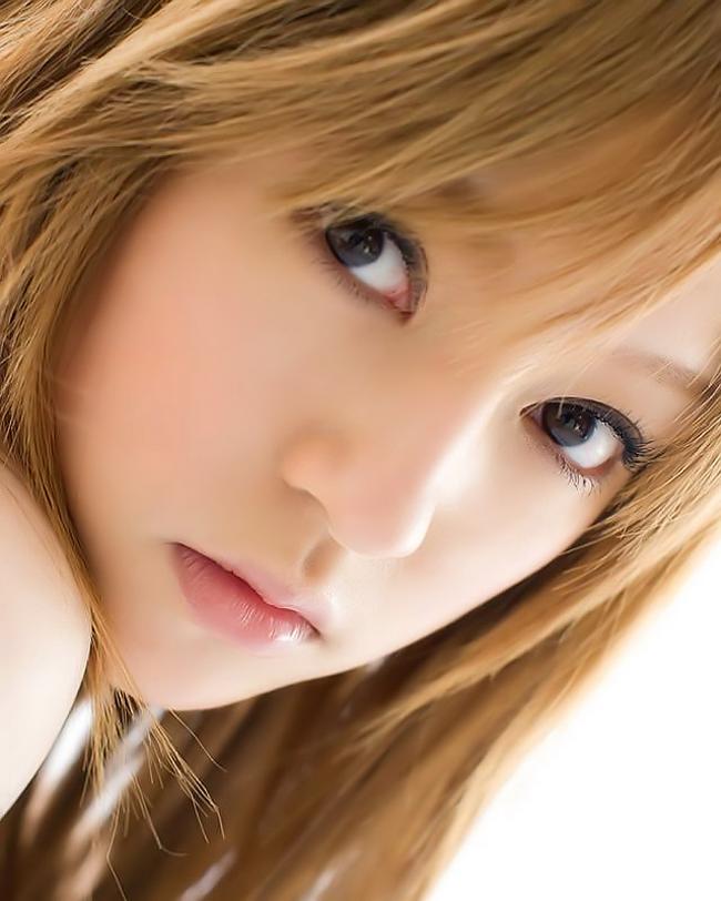 Молодая азиатка с небритой пиздой желает секса в саду 10 фото