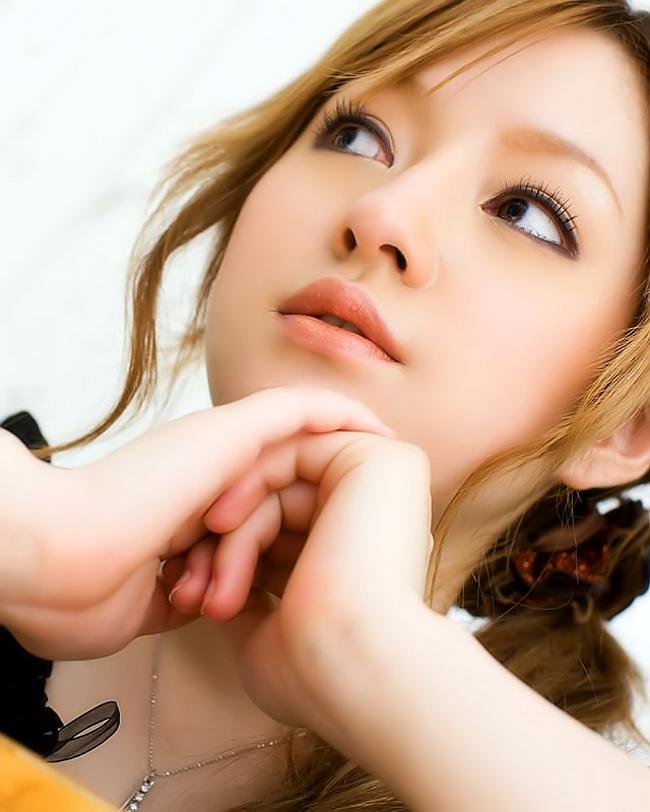 Шлюшка в белье и небритой пиздой хочет трахнуться 7 фото