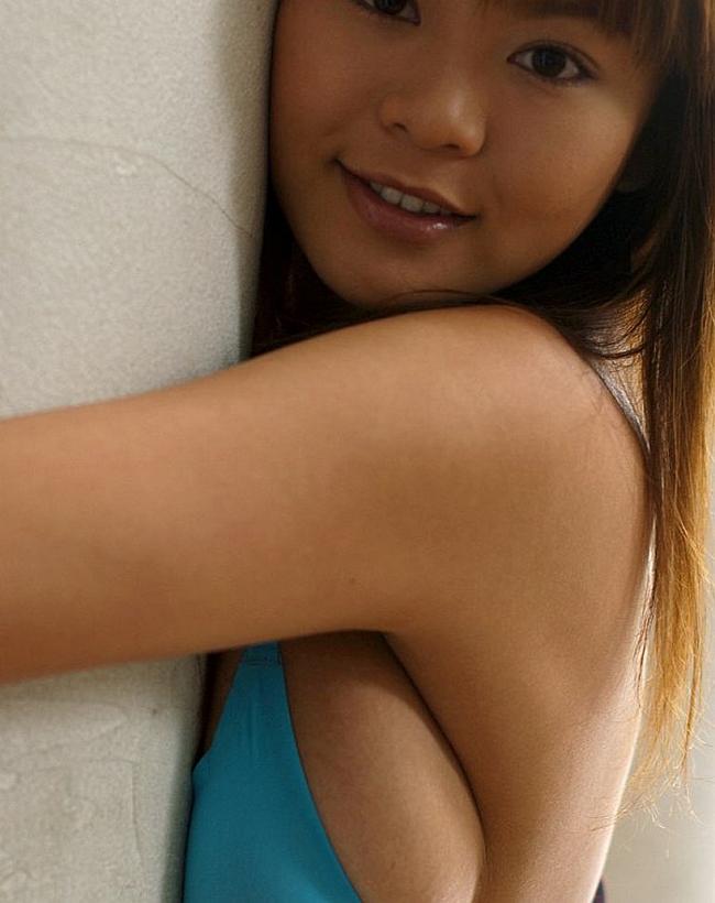 Пышногрудая азиаточка в розовом купальнике на велосипеде 15 фото