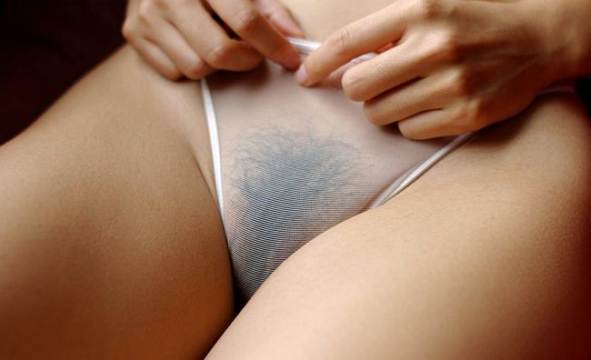 Девушка с на кухне показывает свои сиськи 2 фото