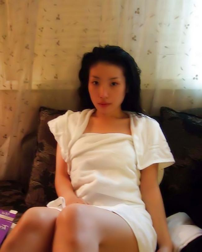 Шлюшка азиаточка выставляет свою дырку так,чтобы ее трахнули 3 фото