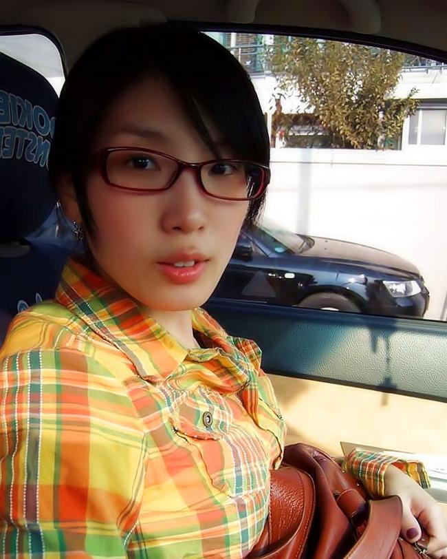 Шлюшка азиаточка выставляет свою дырку так,чтобы ее трахнули 2 фото