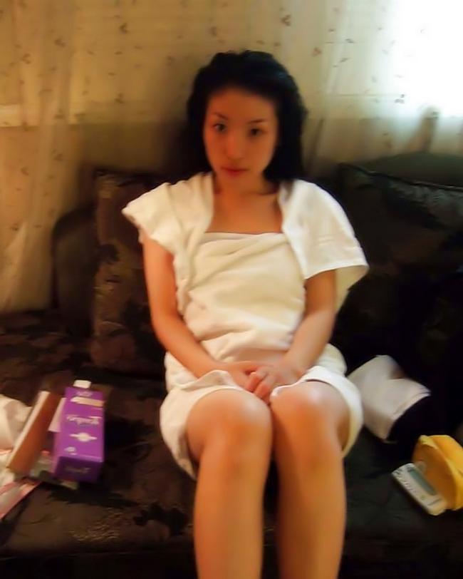 Шлюшка азиаточка выставляет свою дырку так,чтобы ее трахнули 5 фото