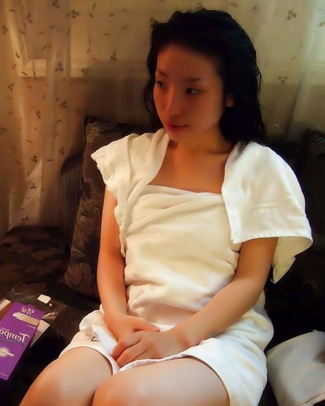 Шлюшка азиаточка выставляет свою дырку так,чтобы ее трахнули 4 фото