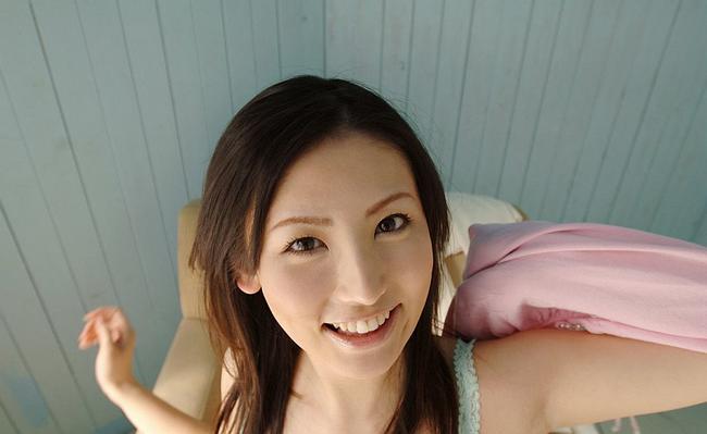 Девушка в трусиках в цветочек демонстрирует своё шикарное тело 8 фото