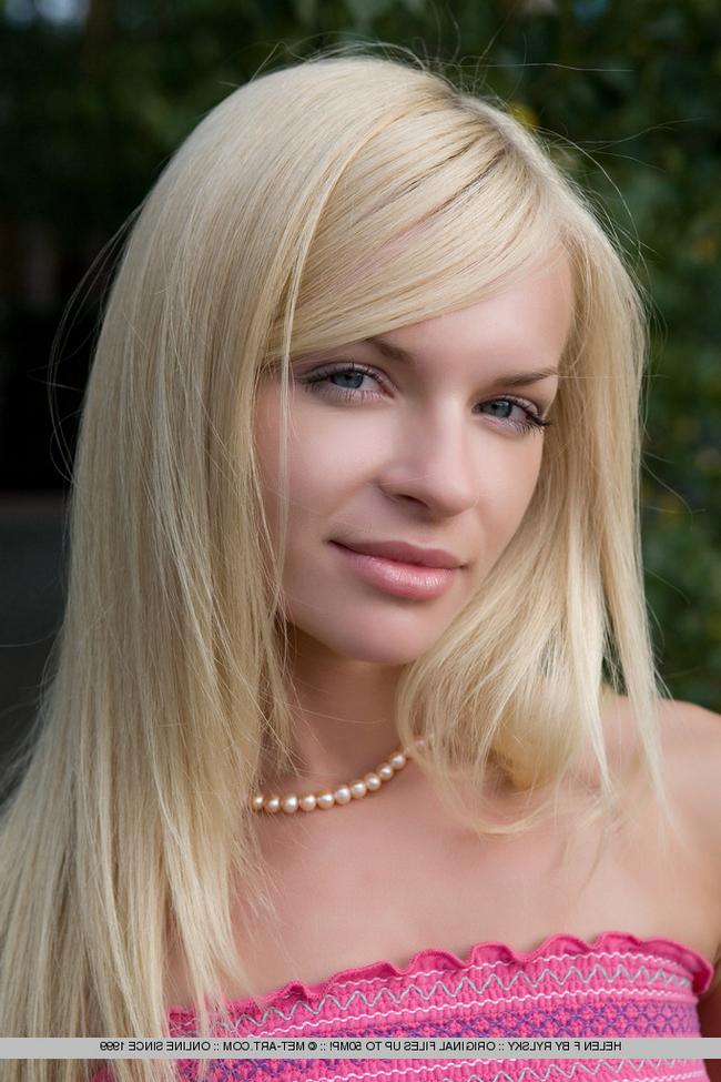 Красивую мулатку в зеленой юбке трахнул парень,за то что подчинил ее машину 5 фото