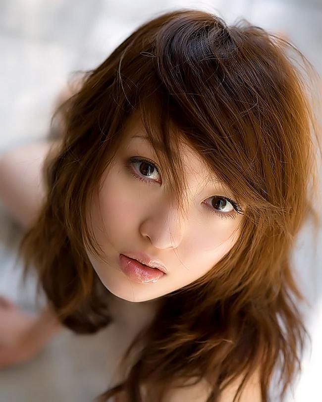 Красивая японочка показывает белые трусики из-под короткой юбочки 3 фото