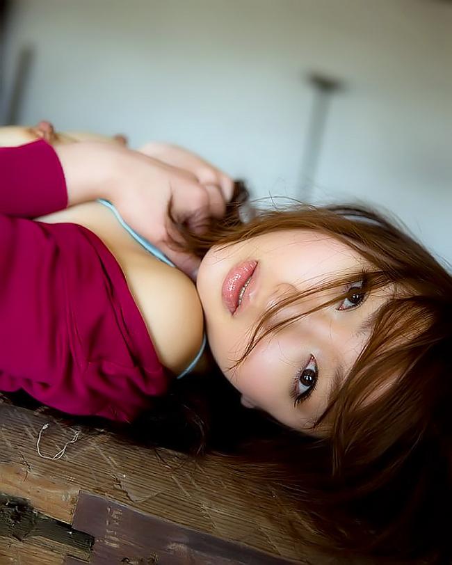 Красивая японочка показывает белые трусики из-под короткой юбочки 10 фото