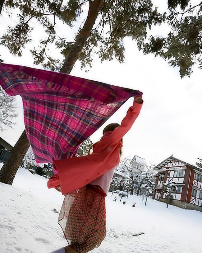 Попки под юбкой крупным планом в общественном месте. 3 фото