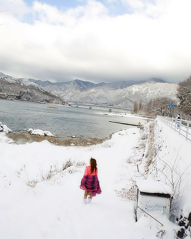 Попки под юбкой крупным планом в общественном месте. 2 фото