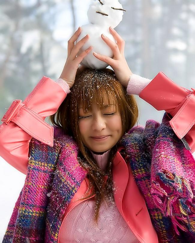 Попки под юбкой крупным планом в общественном месте. 4 фото