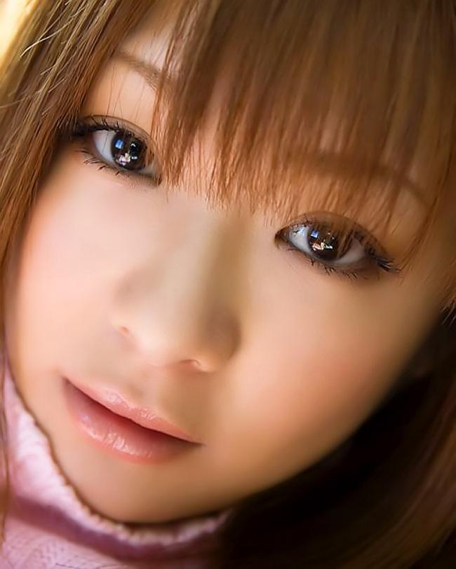 Попки под юбкой крупным планом в общественном месте. 7 фото