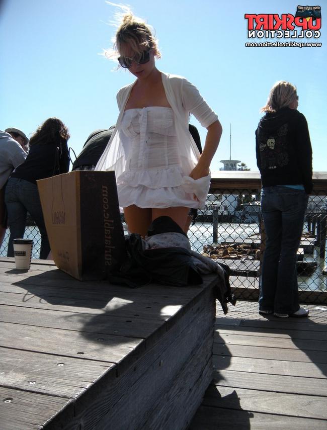 Красивая девушка показывает свою пизду под юбкой под летним зонтиком 3 фото