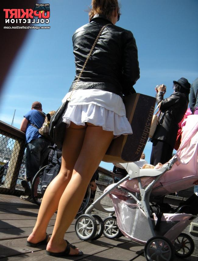 Красивая девушка показывает свою пизду под юбкой под летним зонтиком 9 фото