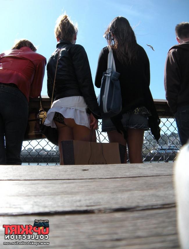 Красивая девушка показывает свою пизду под юбкой под летним зонтиком 11 фото