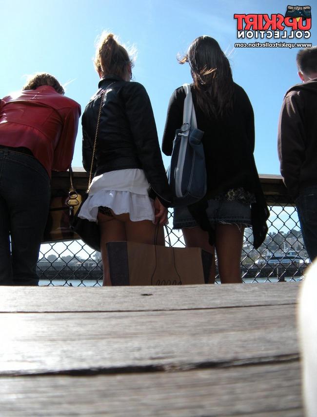 Красивая девушка показывает свою пизду под юбкой под летним зонтиком 12 фото