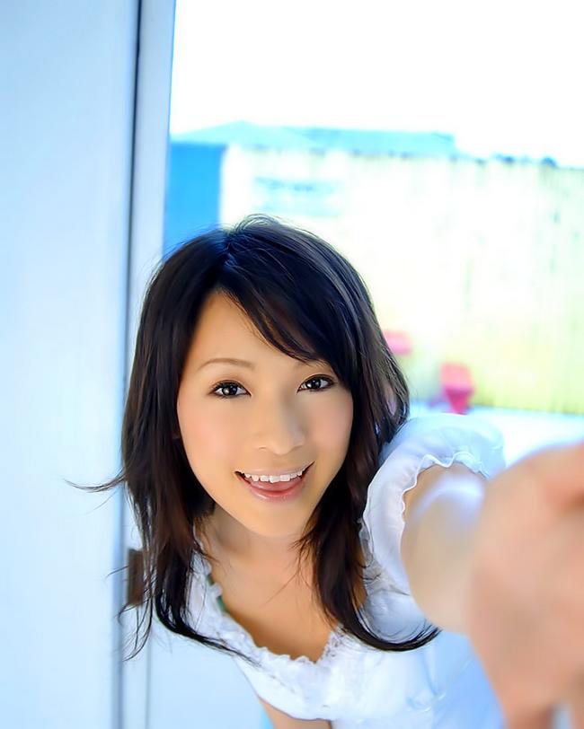 Азиаточка показала не бритую письку под юбкой на зеленой травке 2 фото