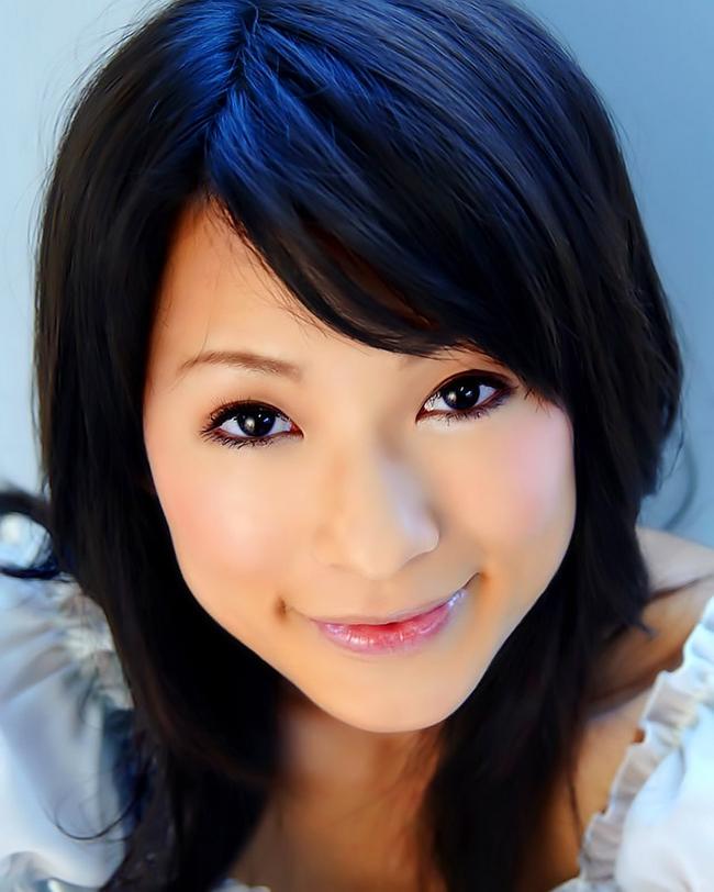 Азиаточка показала не бритую письку под юбкой на зеленой травке 3 фото