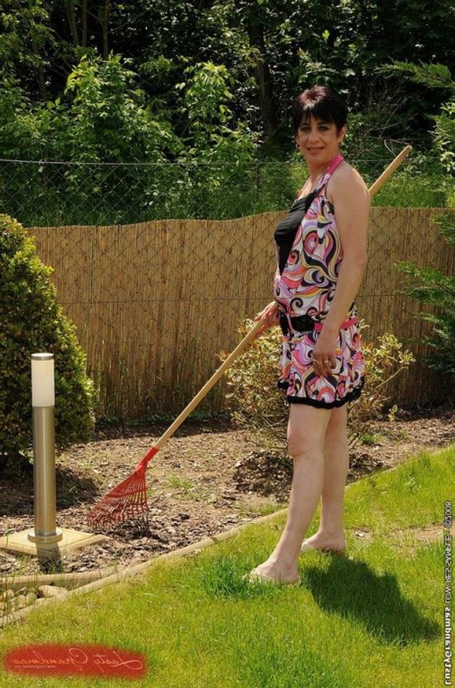 Парень обкончал волосатую пизду бабули 2 фото