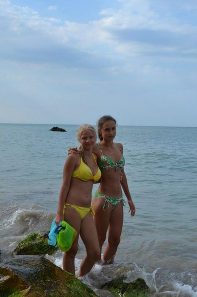 Молоденькие лапочки в купальниках 12 фото