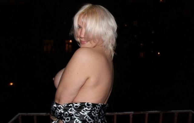 Беленькая красотка устроила стриптиз 21 фото