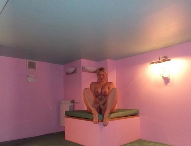 Беленькая красотка устроила стриптиз 12 фото