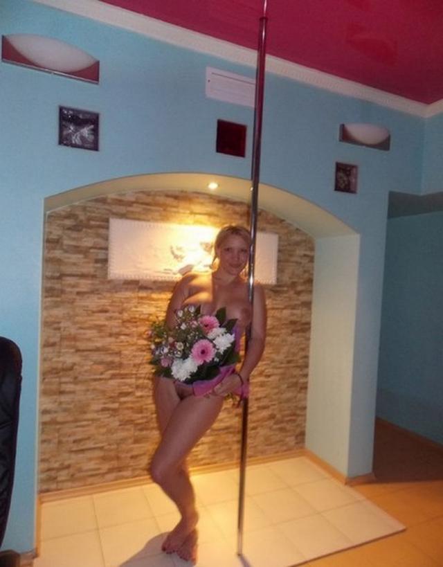 Беленькая красотка устроила стриптиз 3 фото