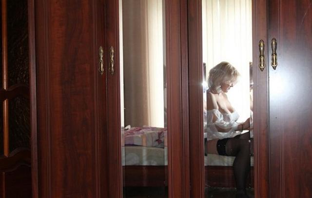 Беленькая красотка устроила стриптиз 25 фото