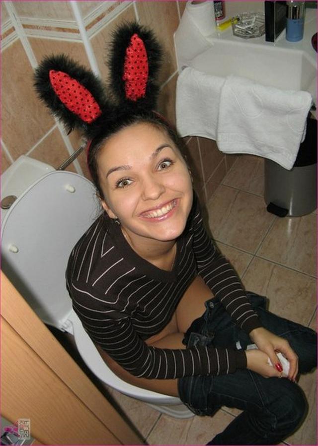 Неплохая брюнетка показала себя парню 10 фото