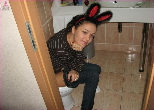 Неплохая брюнетка показала себя парню 7 фото