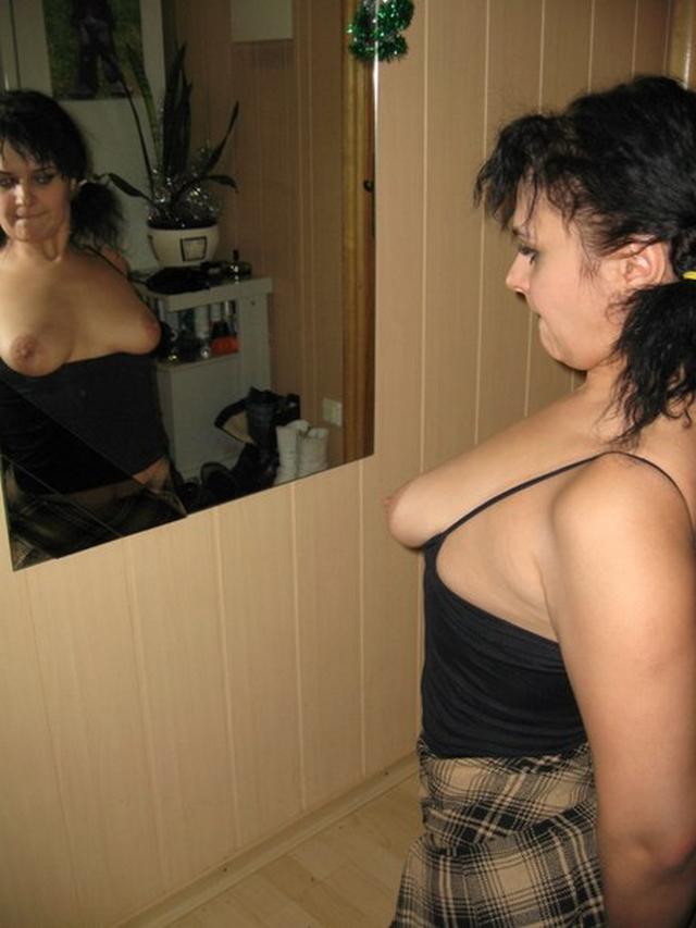 Лиза раздвинула ноги и пощупала пилотку 27 фото