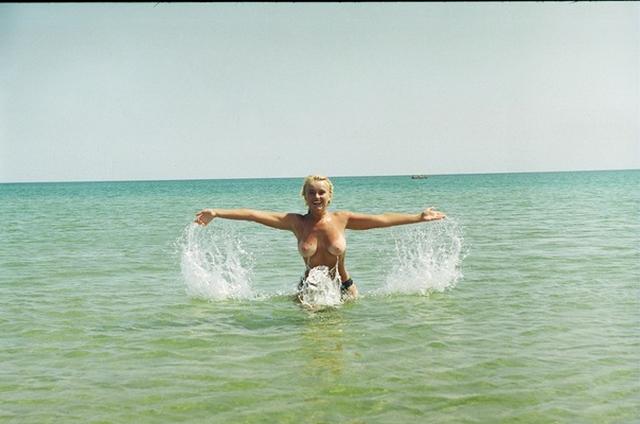 Девушки на отдыхе оголили тела 27 фото