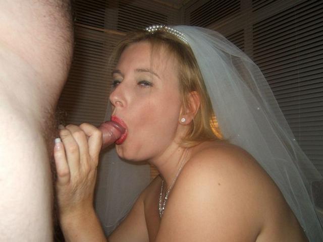 Белокурая стерва позирует и сосет член 27 фото