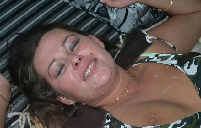 Озабоченная Виктория ублажает двух парней 11 фото