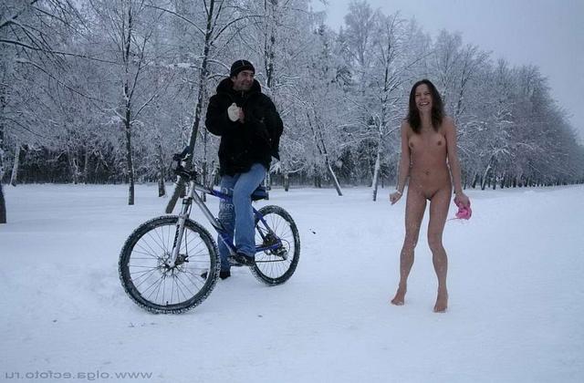 Прямо на улице показала свои прелести 16 фото