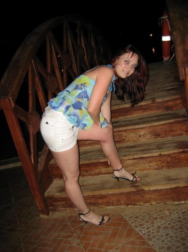 Темноволосая украинка с хорошими формами 14 фото