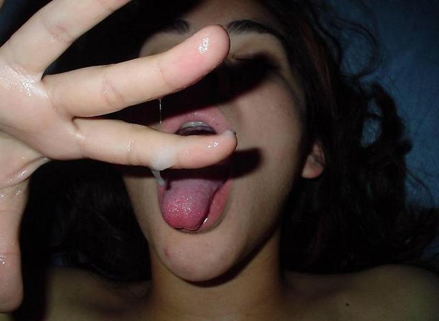 Сперма на губах милых девушек 12 фото