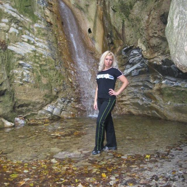 Вульгарная блондинка и ее волосатый любовник 1 фото