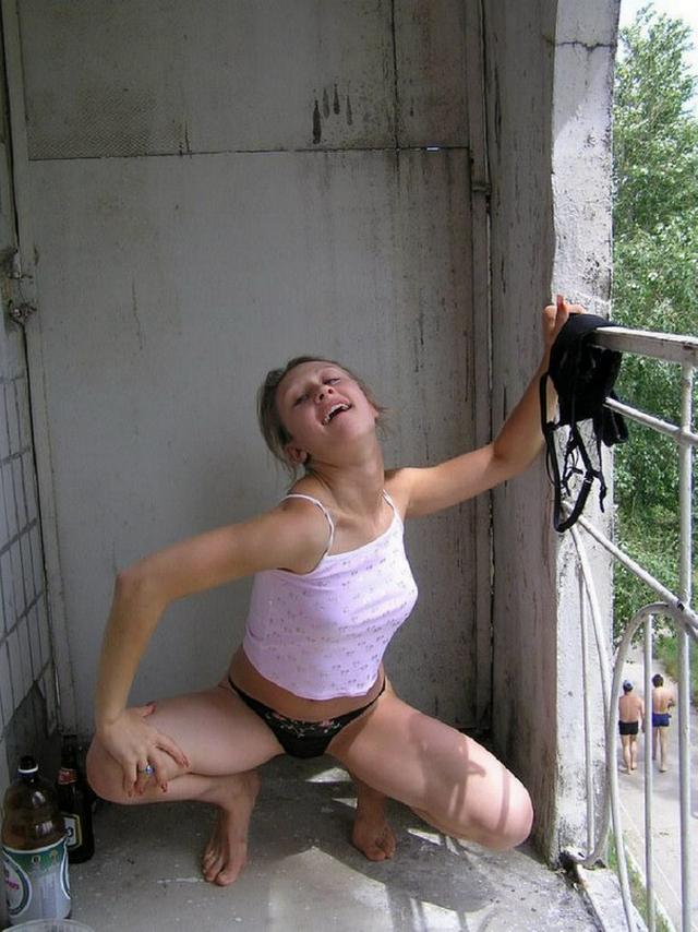 Настенька позирует в общежитии 5 фото