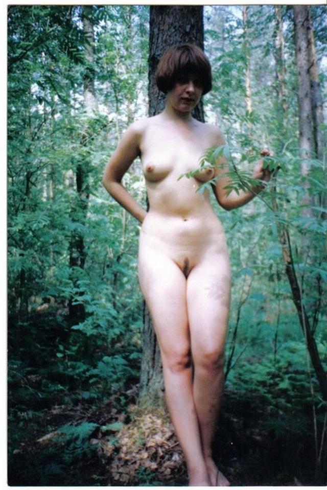 На природе девушки оголились 15 фото