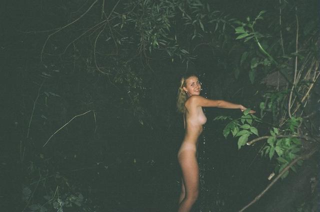 На природе девушки оголились 20 фото