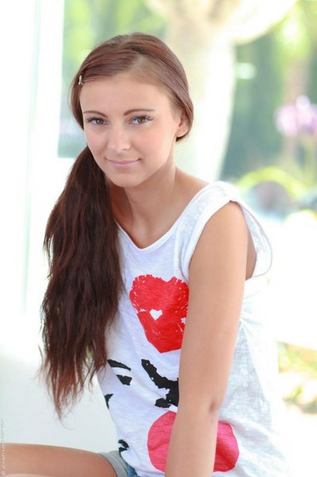 Красивая моделька ласкает себя самотыком 5 фото