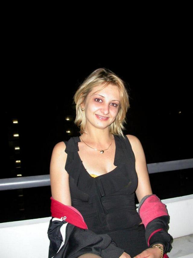 Заведенная телочка трахается на отдыхе 6 фото