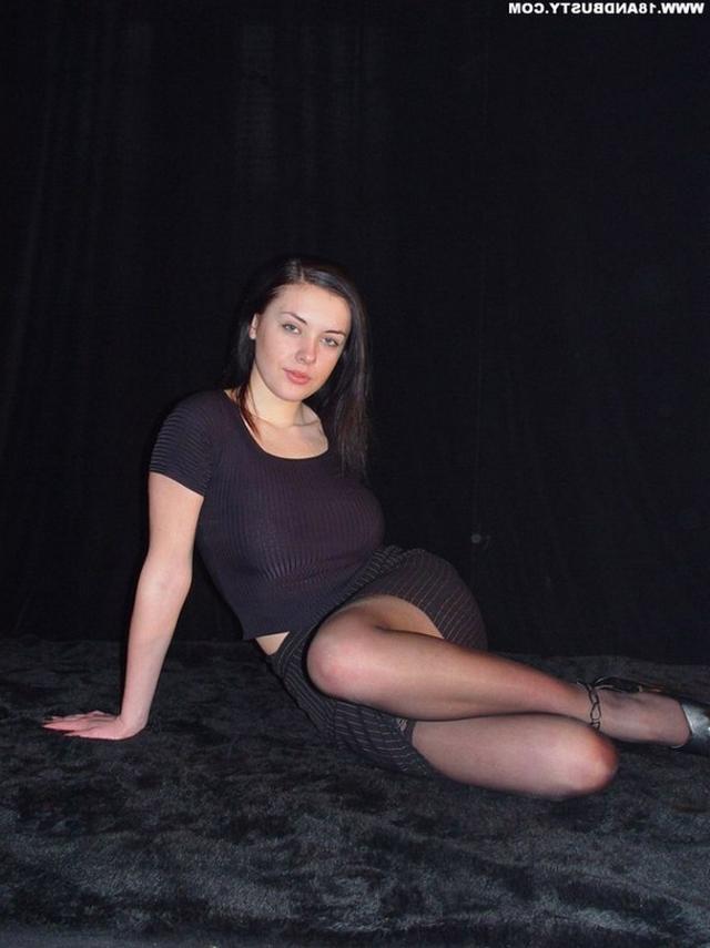 Лена томно смотрит в камеру и снимает с себя одежду 2 фото