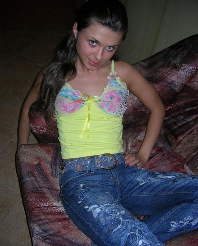 Голубоглазая Марина разделась на кухне 1 фото