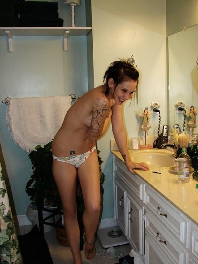 Откровенные снимки татуированных иностранок 16 фото
