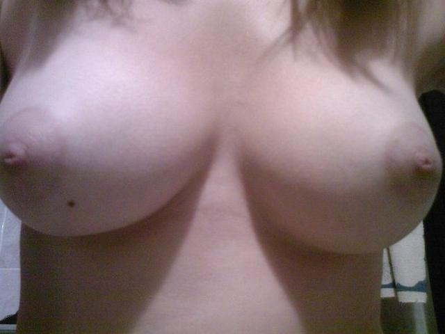 Раскрепощенная Вика радвигает ноги 20 фото